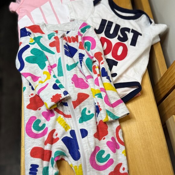 Nike Baby Bundle 3M – Bodysuits & Zip-Up Footie - Picture 3 of 5